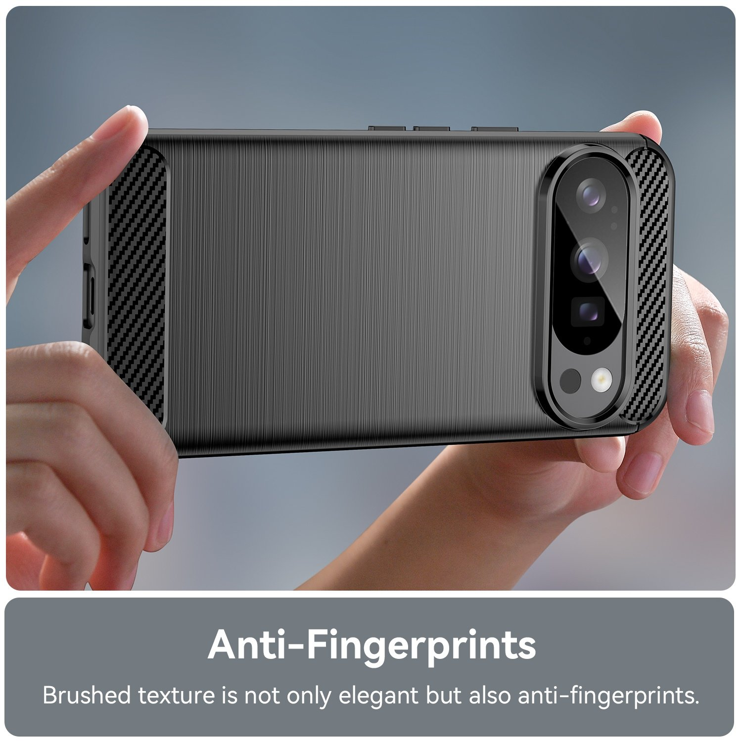 Una persona sostiene un smartphone con textura cepillada y esquinas de fibra de carbono.