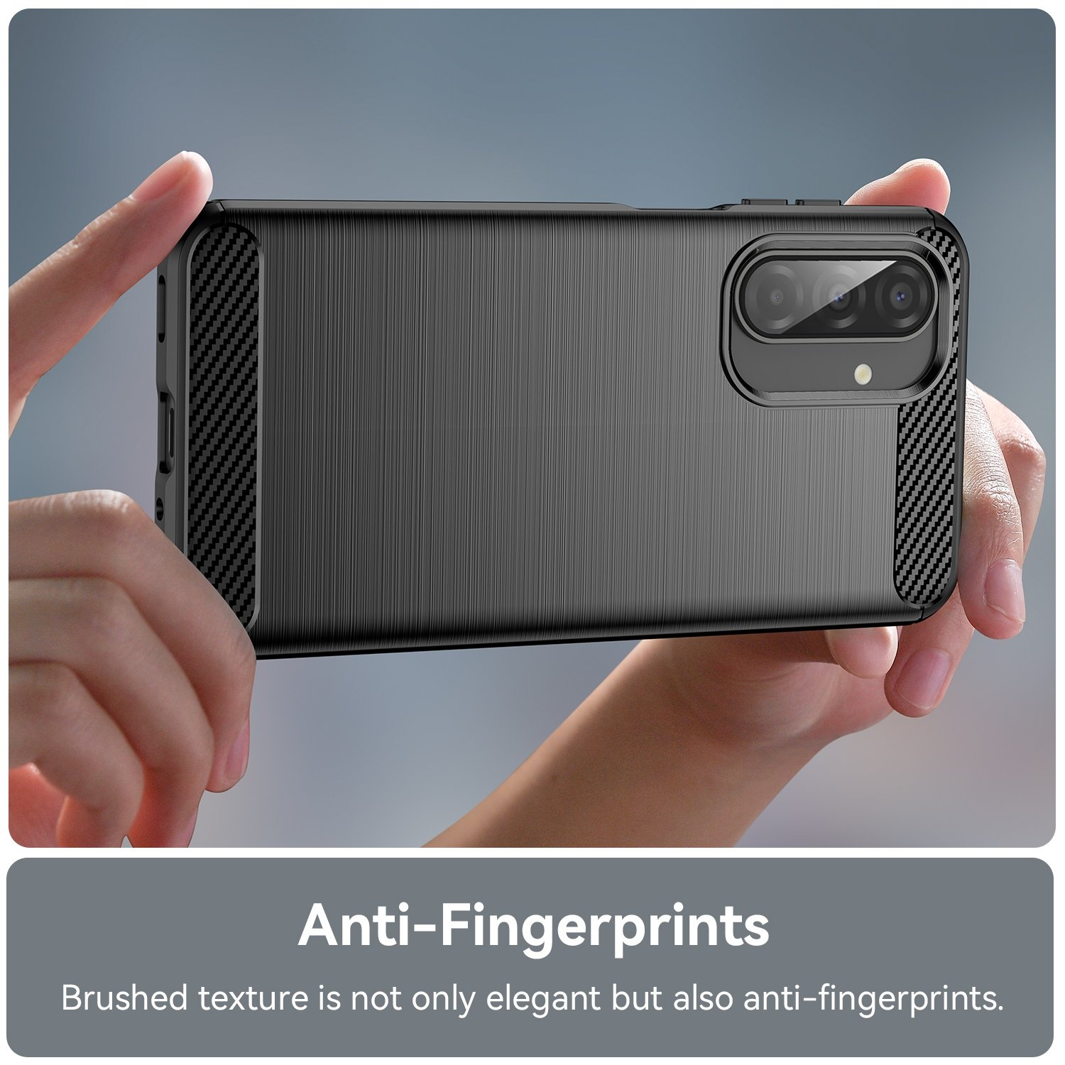 Funda de teléfono gris con textura cepillada y recorte de cámara, sostenida por manos.