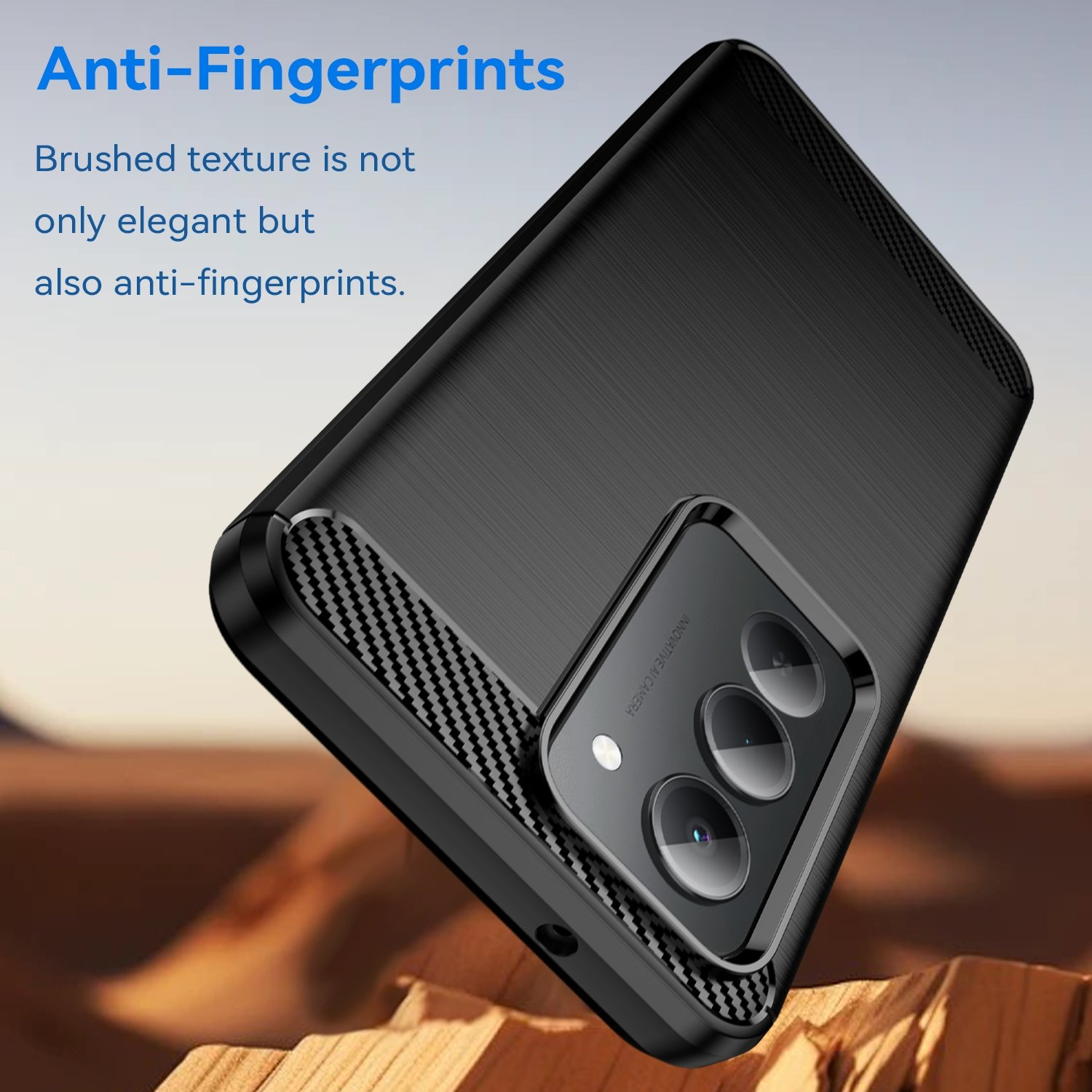 Funda de teléfono negra con textura cepillada y triple cámara.