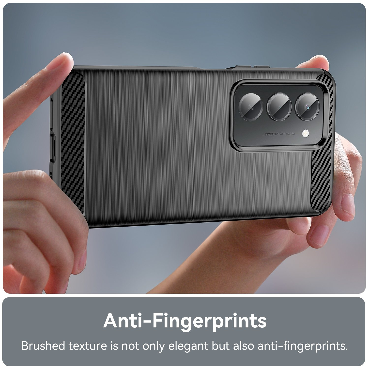 Funda de teléfono gris con textura cepillada y módulo de cámara sujeta por manos.