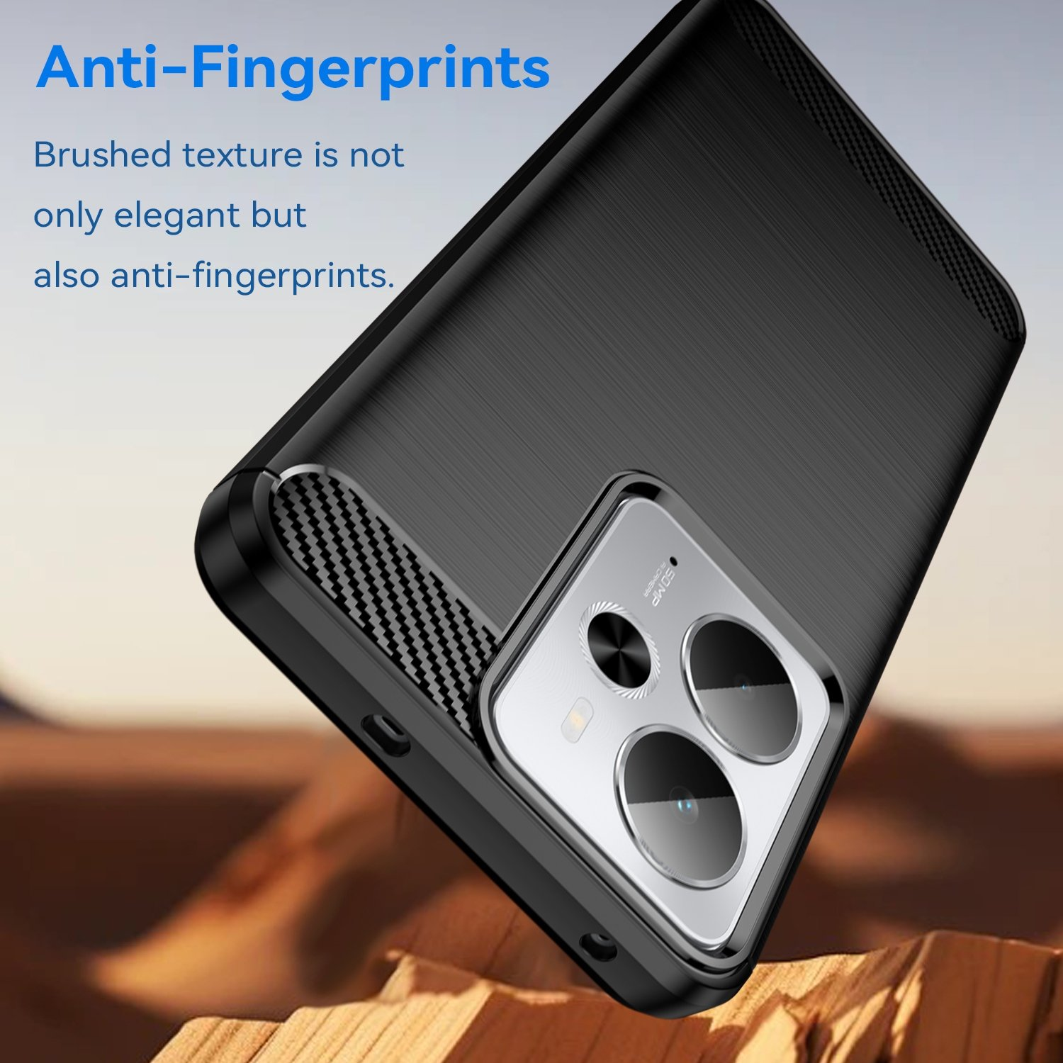Funda negra para teléfono con textura cepillada y conjunto de cámaras sobre fondo rocoso.