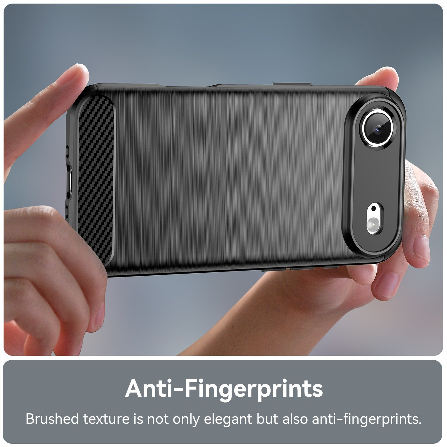 Una persona sostiene una funda de teléfono negra con textura cepillada y detalles de fibra de carbono.