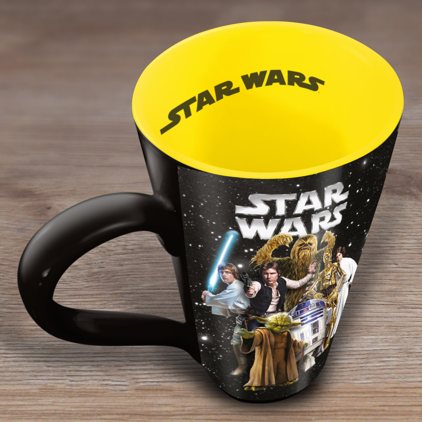 Schwarze Tasse mit Star Wars-Motiv und gelbem Rand. Zeigt Charaktere.