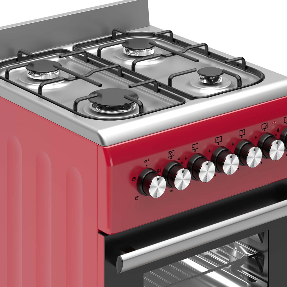Cuisinière à gaz rouge avec quatre brûleurs et boutons de commande argentés. Porte visible.