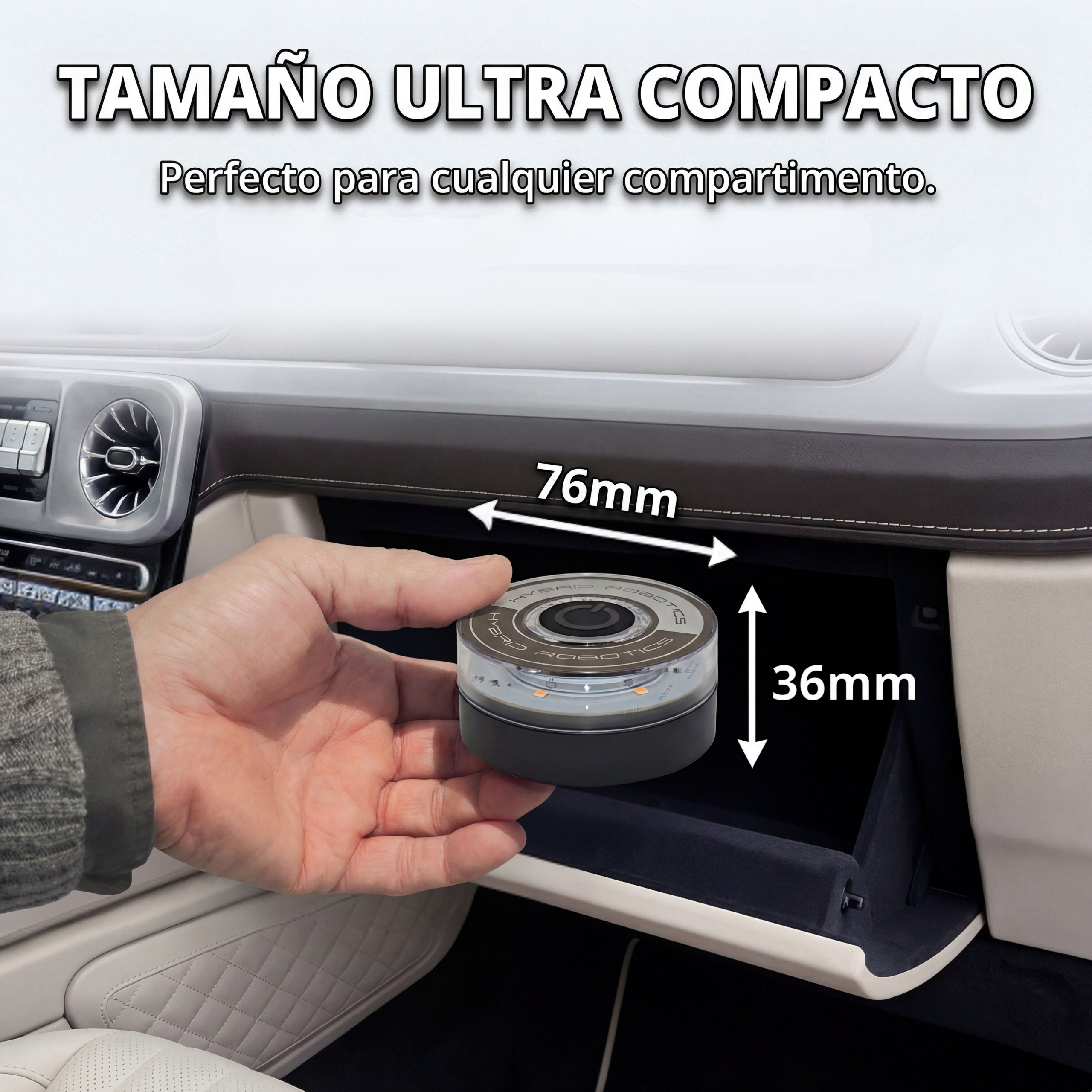 Un hombre sostiene un dispositivo compacto (76mm x 36mm) en la guantera de un coche.