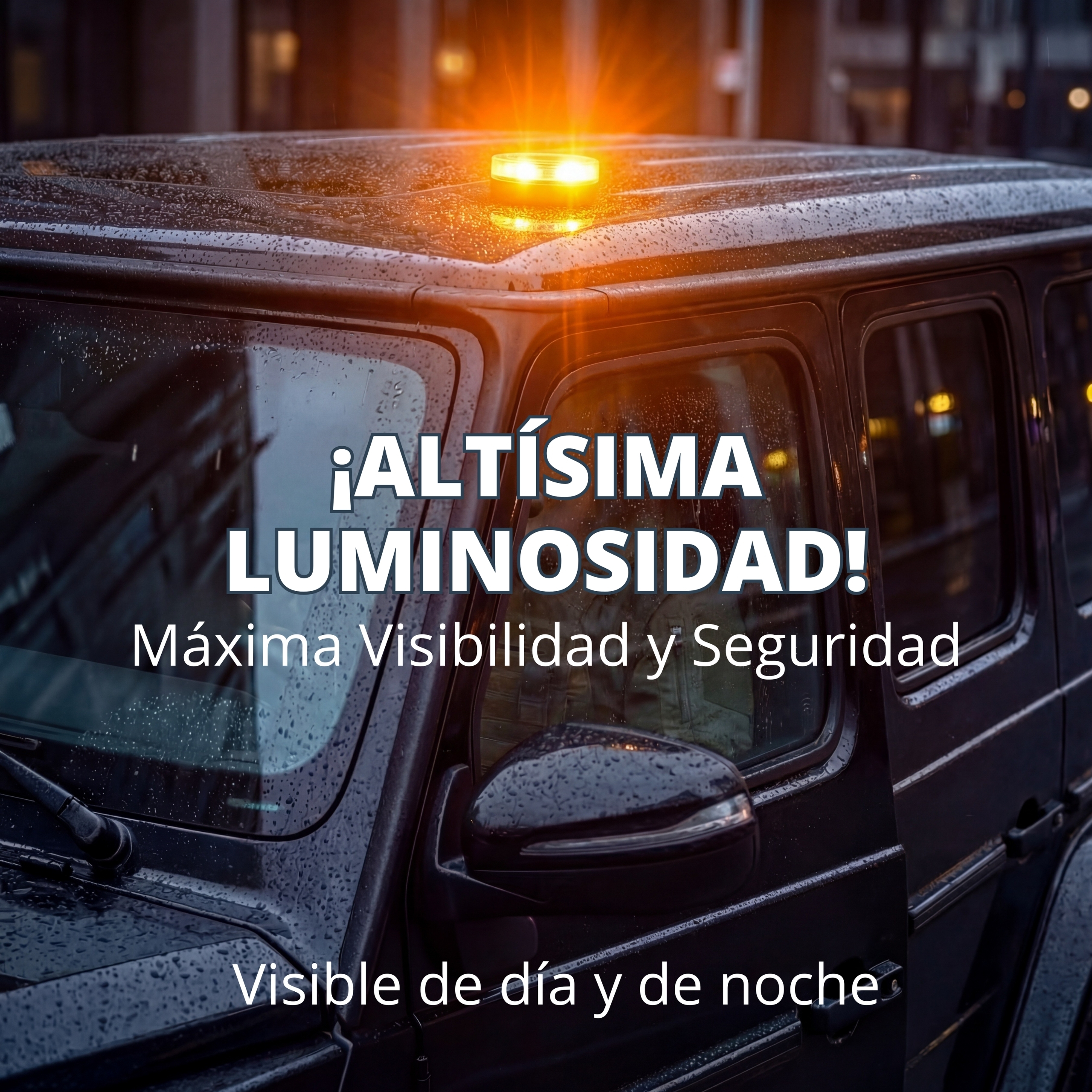 Un coche negro con luz naranja intermitente en el techo bajo la lluvia.