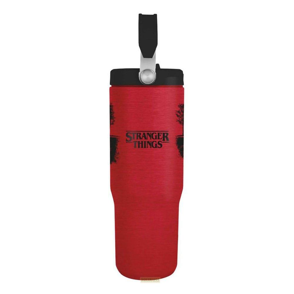 Roter Becher mit schwarzem Deckel und „Stranger Things“-Logo.