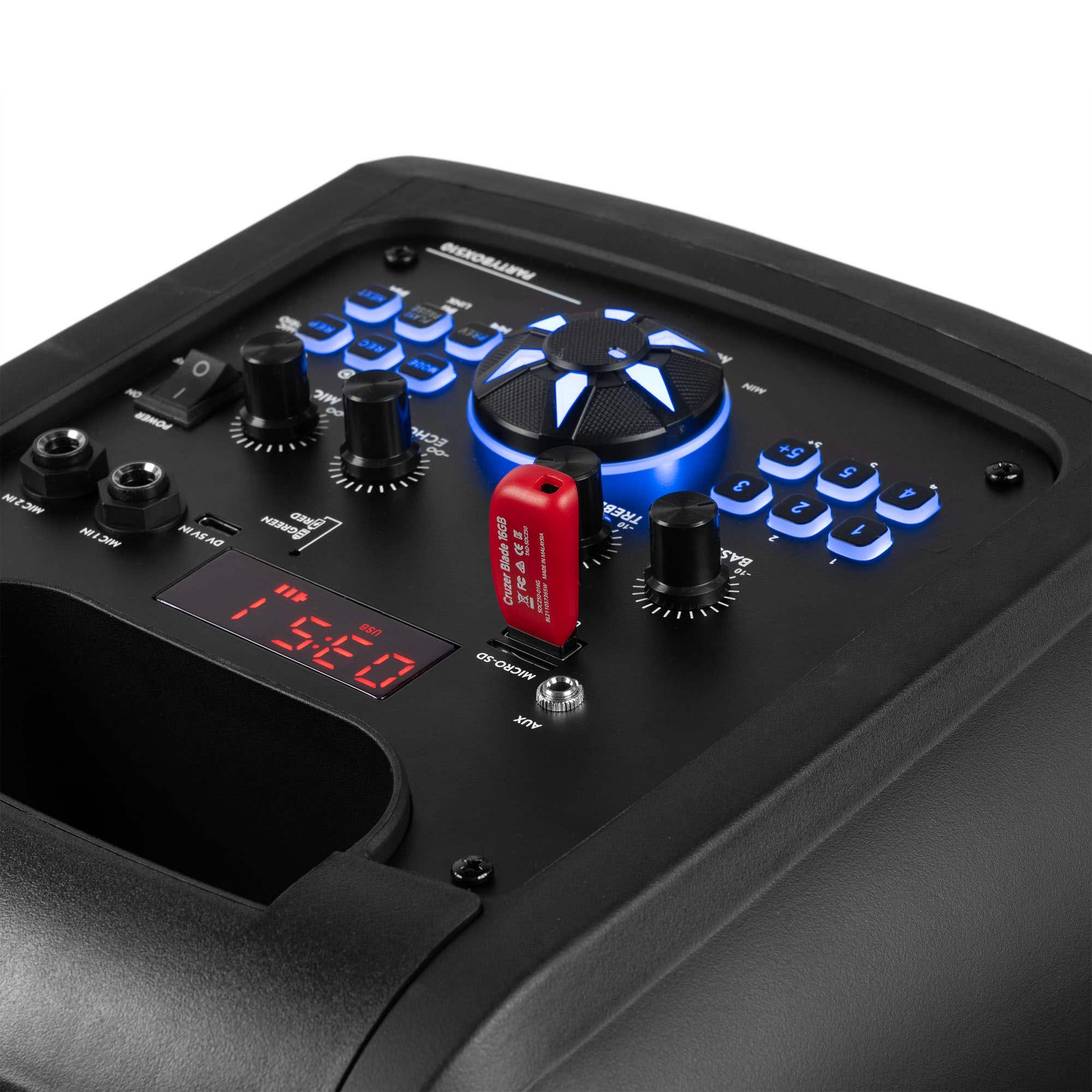 Una memoria USB roja está conectada a un altavoz negro con luces y botones azules.