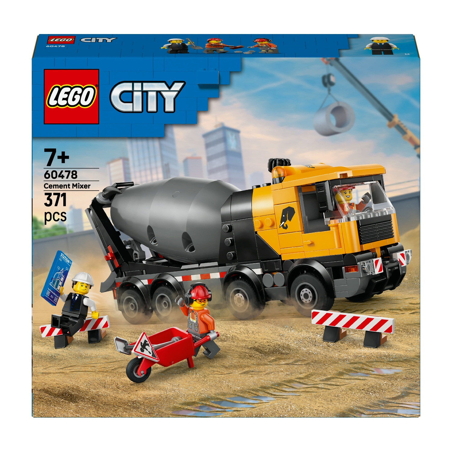 Żółta betoniarka Lego jedzie po piasku, z dwoma budowlańcami i dźwigiem.