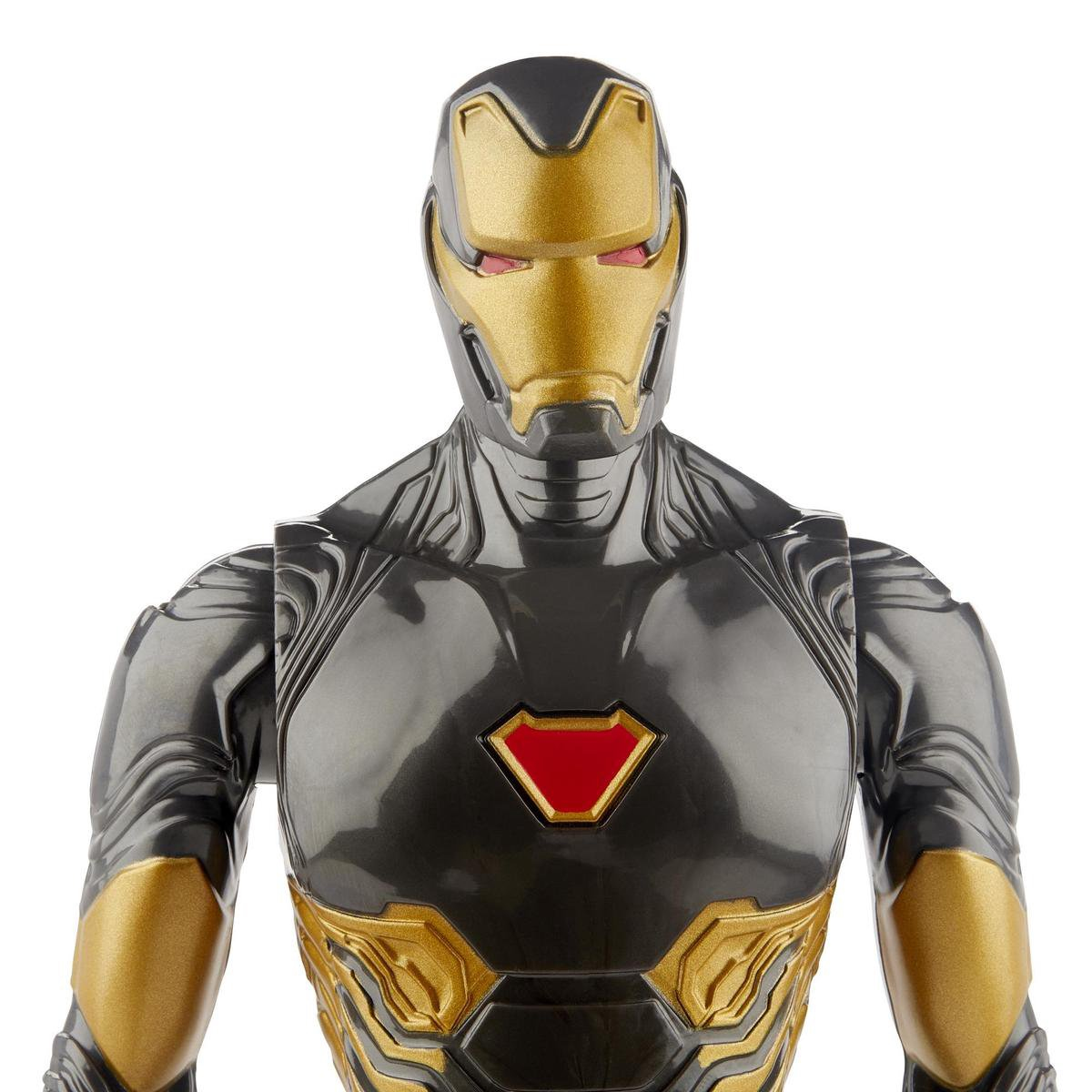 Primo piano di una figura grigia e dorata di Iron Man con un triangolo rosso sul petto.
