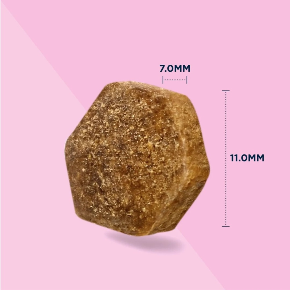 Brązowy, wielokątny kawałek karmy o wymiarach 7,0 mm i 11,0 mm.