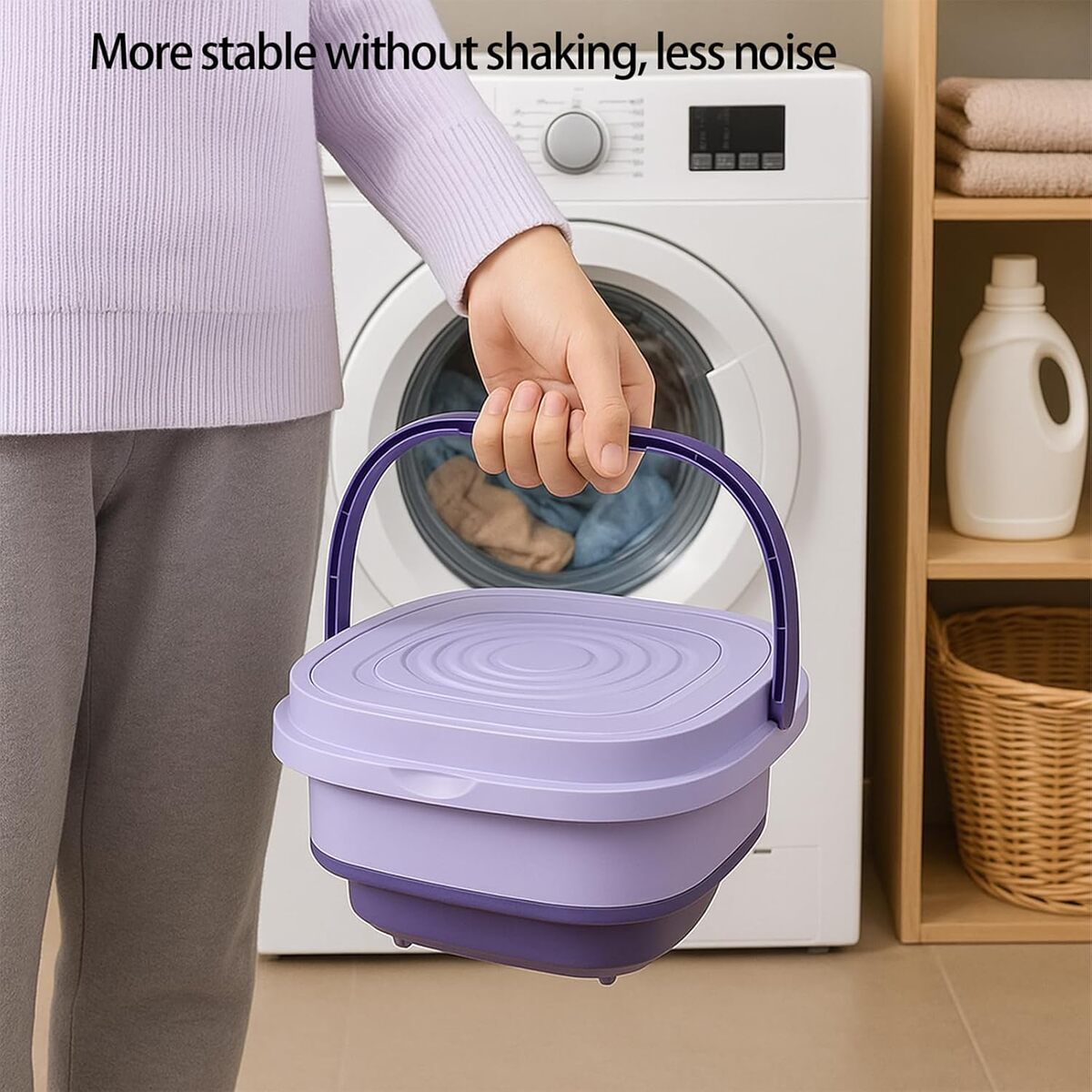 Una persona sostiene un recipiente plegable morado frente a una lavadora.