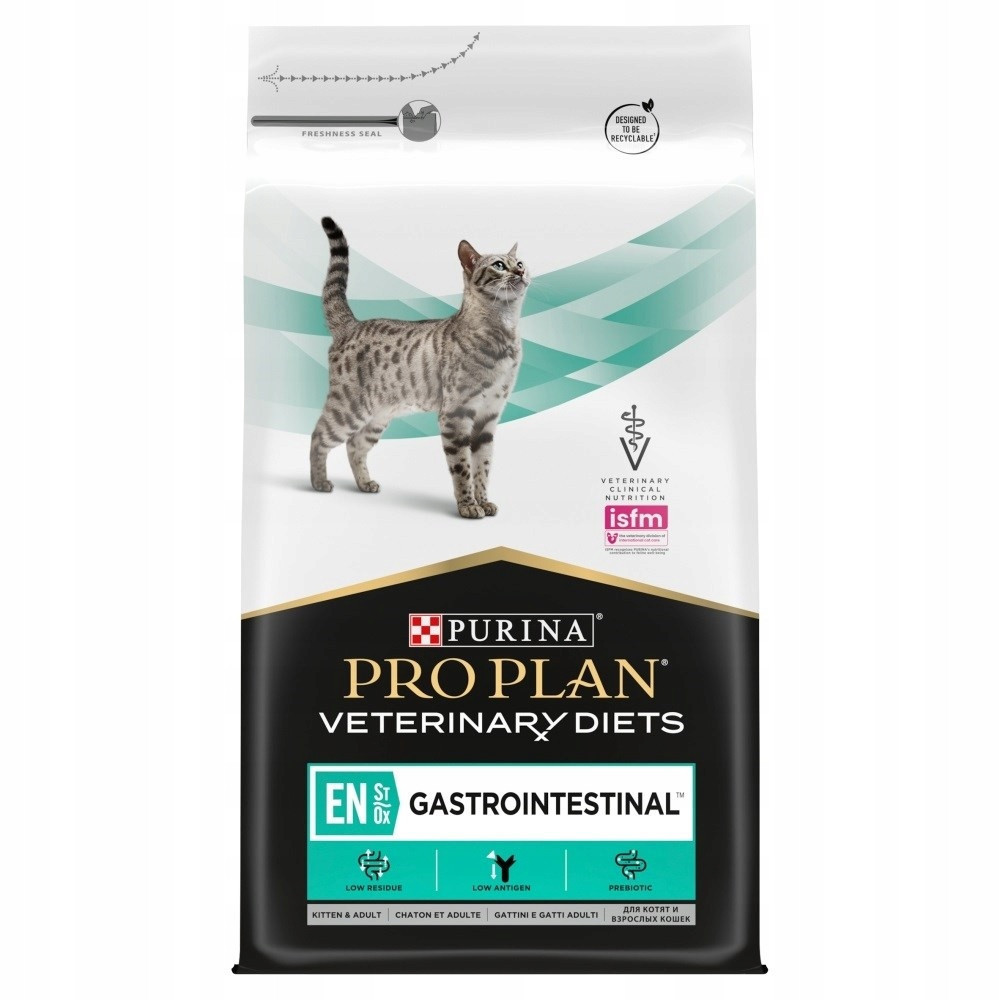Pręgowany kot stoi przed opakowaniem Purina Pro Plan Veterinary Diets.