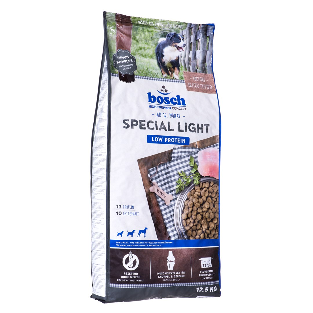Torba karmy dla psów Bosch Special Light z psem na zewnątrz i miską jedzenia.
