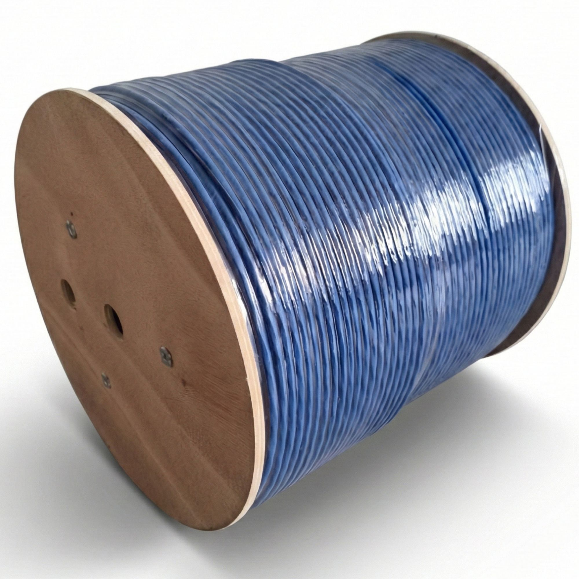 Eine blaue Kabeltrommel mit Holzwangen auf weißem Hintergrund.