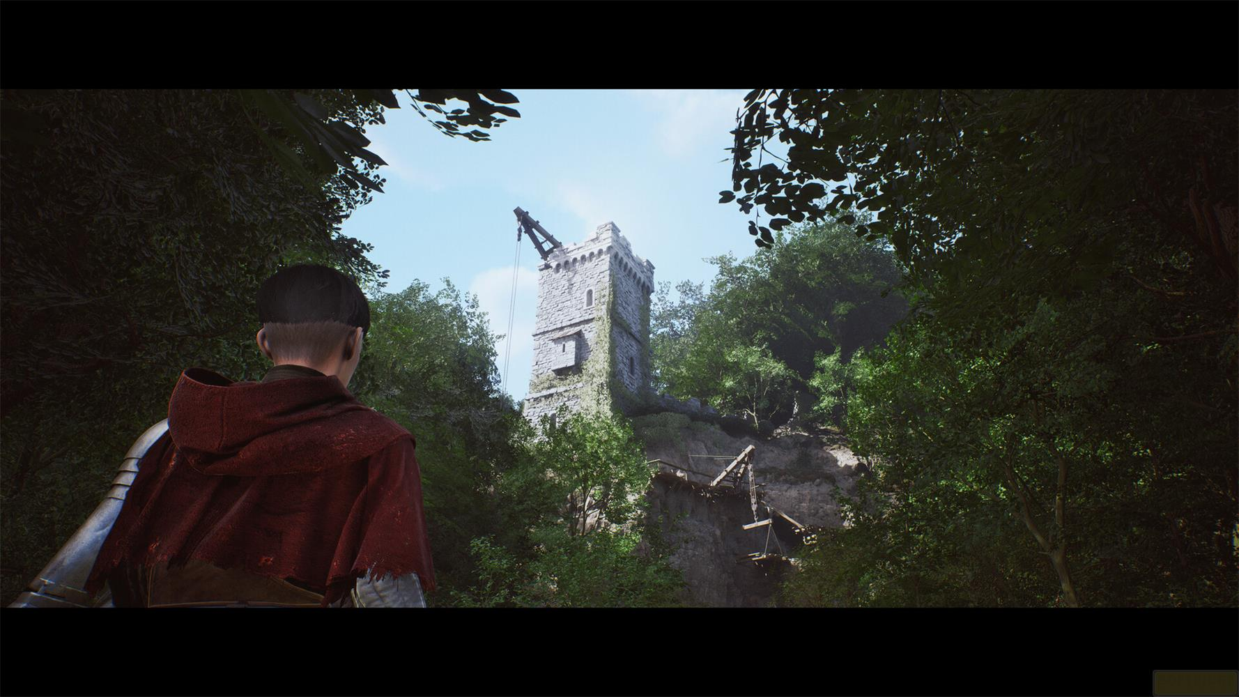 Eine Person in rotem Umhang blickt auf einen Steinturm mit Kran in einer bewaldeten Schlucht.