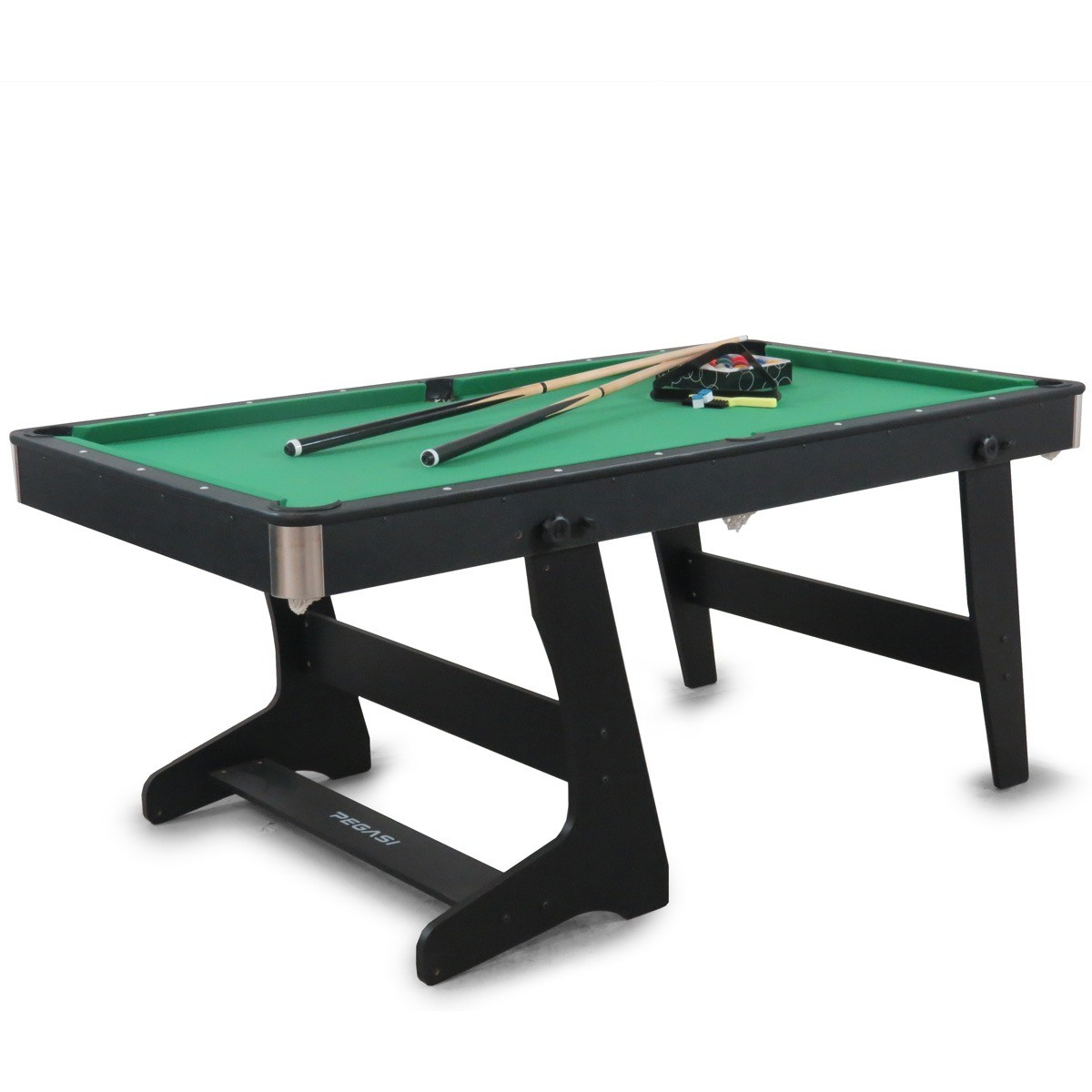 Groene biljarttafel met zwarte poten, twee keus en ballen.