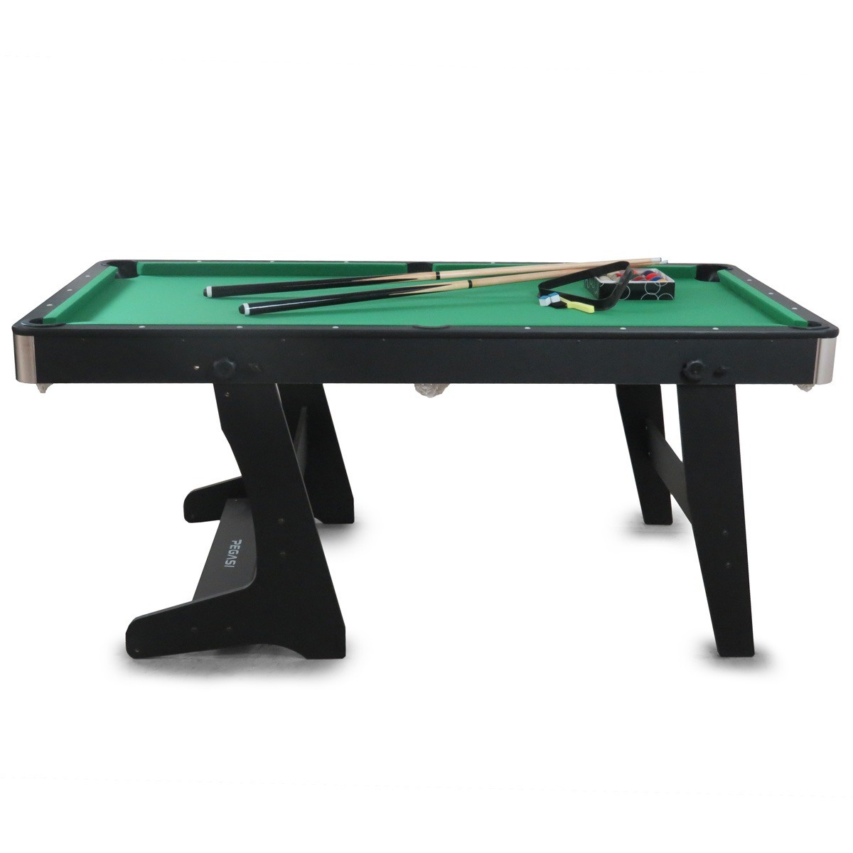 Een groene biljarttafel met zwarte banden, met vier keus en ballen.