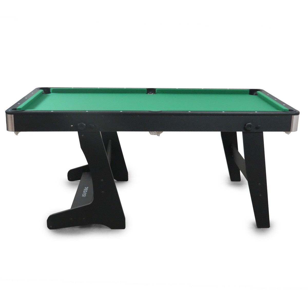 Een zwarte, opvouwbare pooltafel met groen vilt staat op een witte achtergrond.