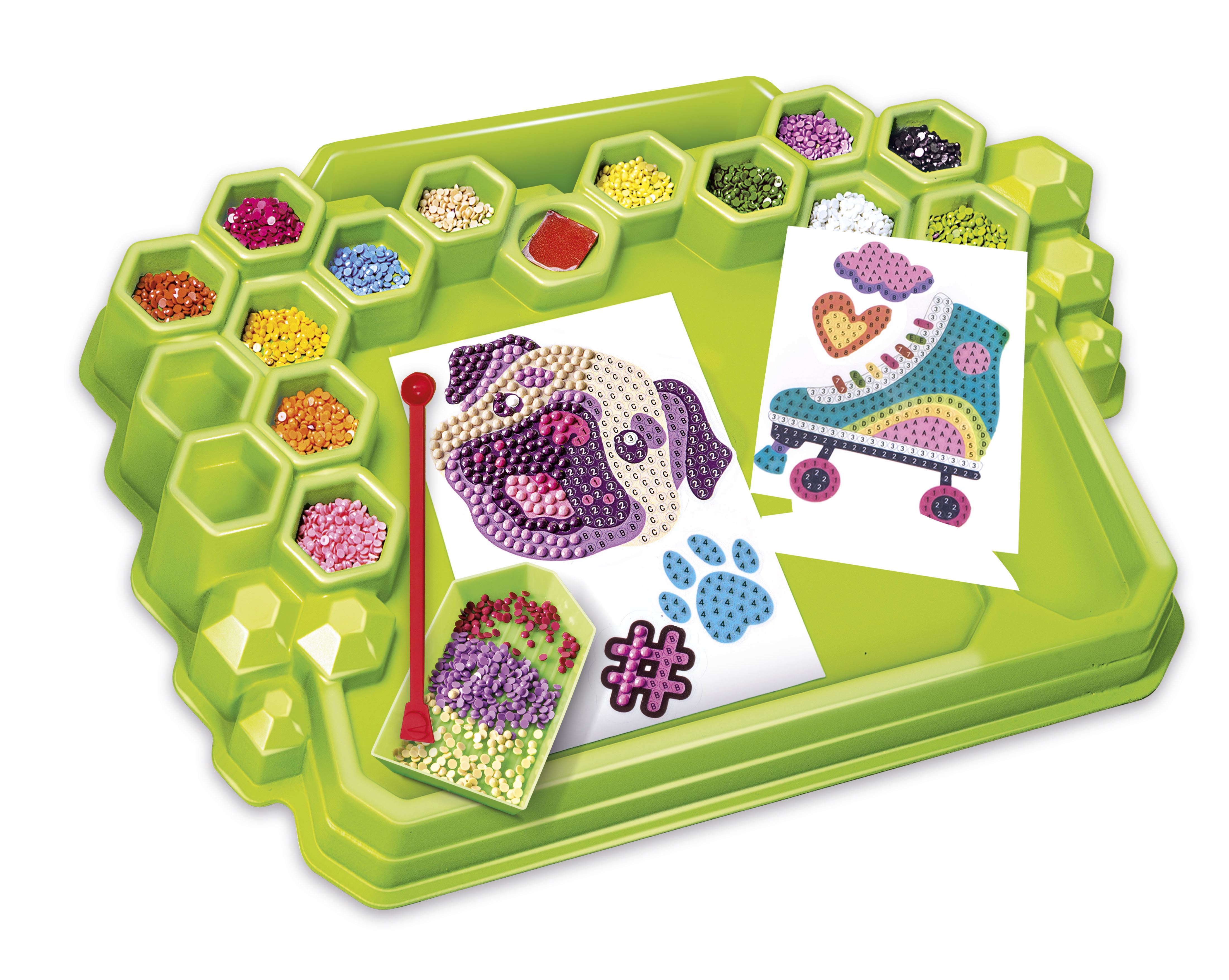 Kit creativo con perline, modelli e attrezzo su vassoio verde.