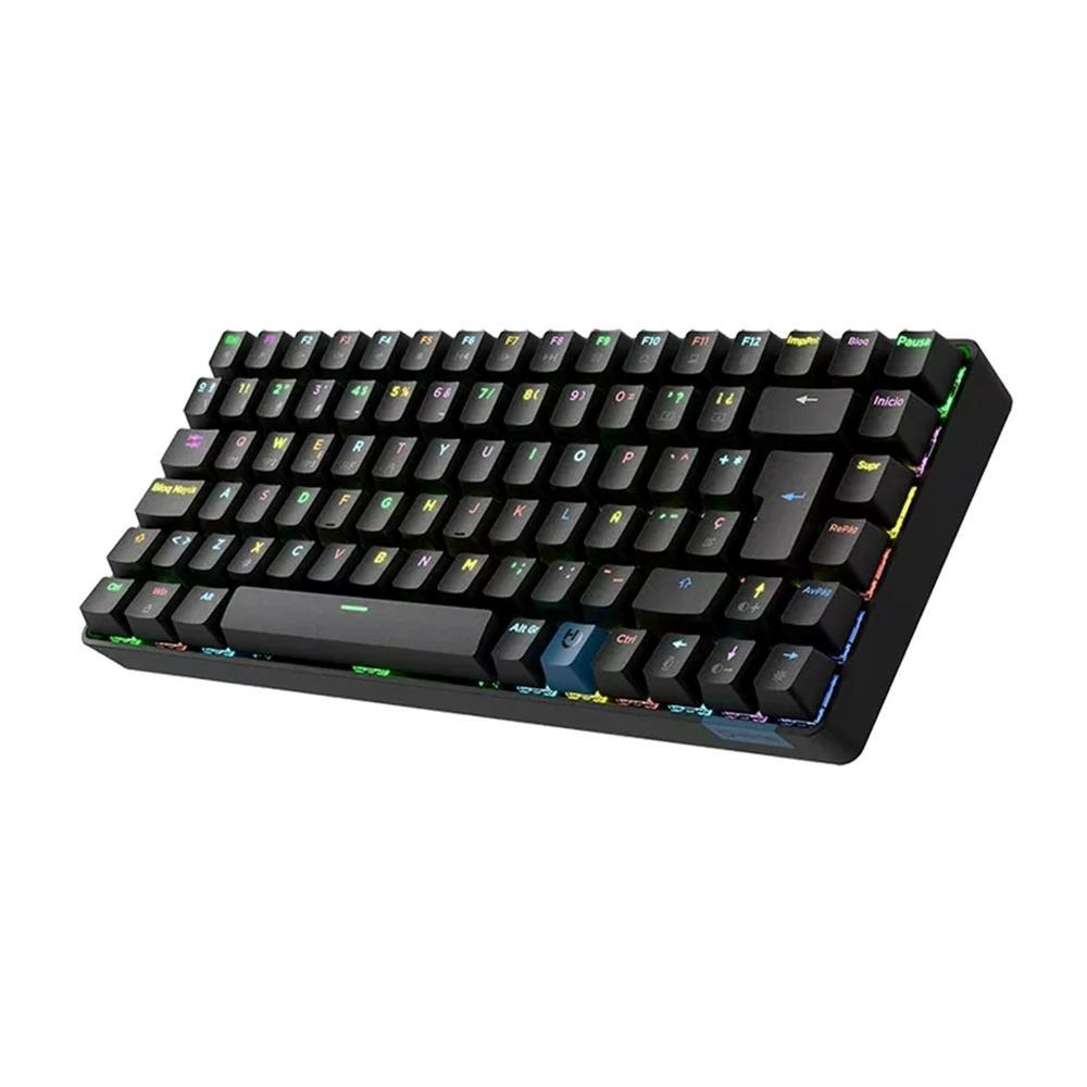 Una tastiera meccanica nera con tasti RGB colorati ed etichette su sfondo bianco.