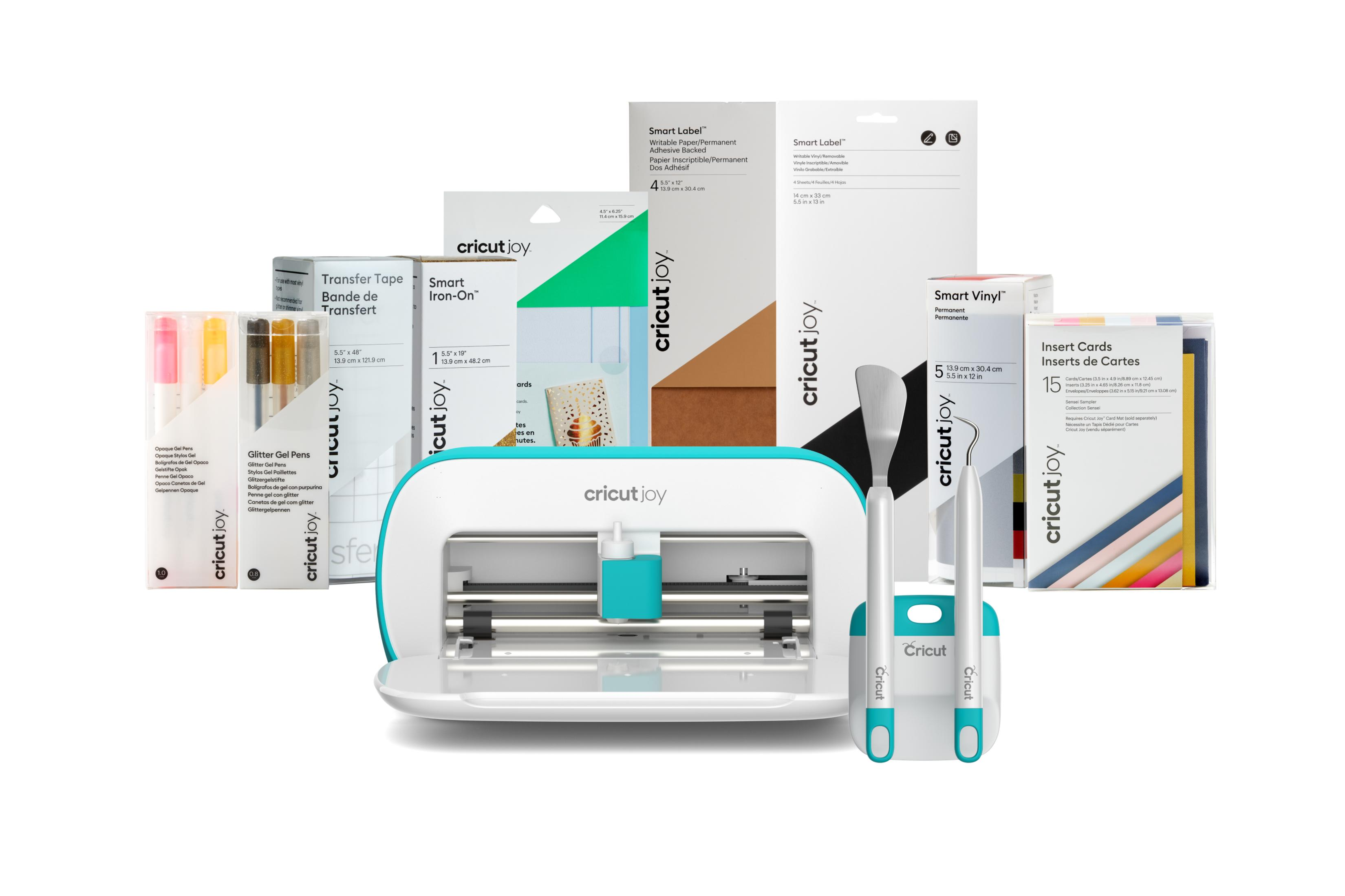 Cricut Joy Schneidemaschine mit Zubehör, darunter Stifte, Vinyl und Karten.