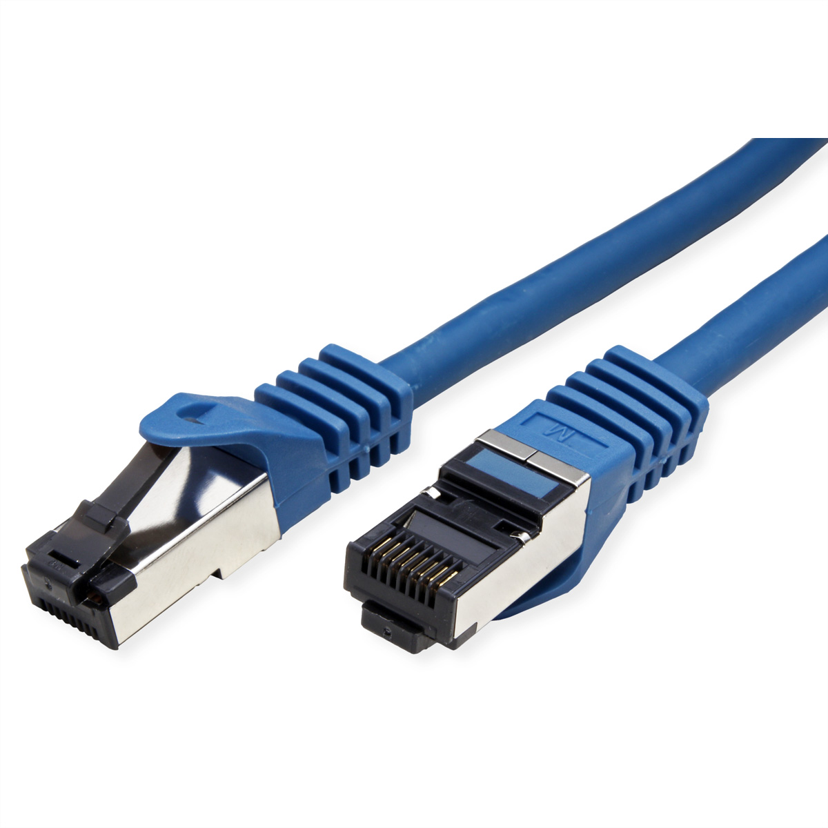 Deux câbles Ethernet bleus avec connecteurs RJ45 sur fond blanc.