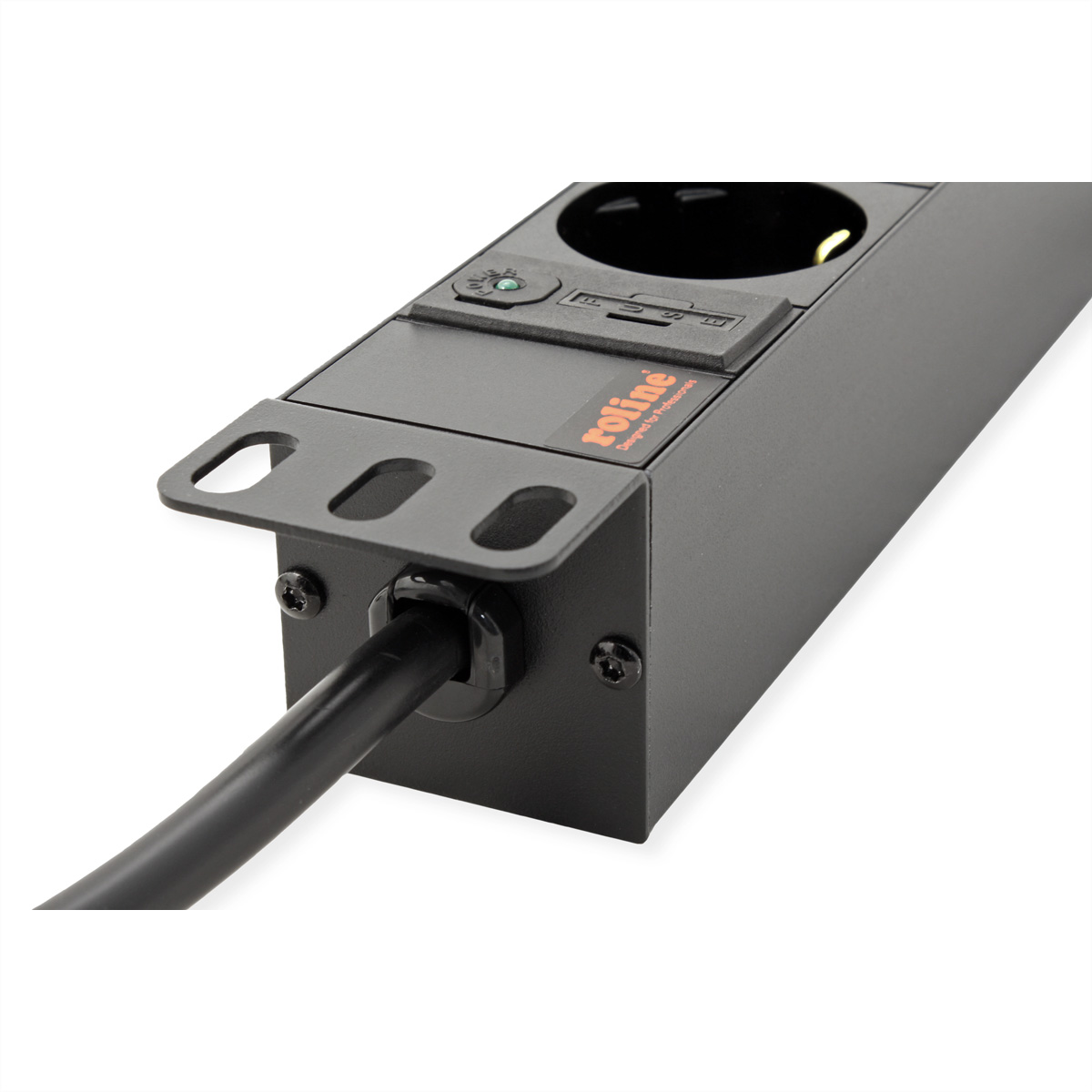 Czarna listwa zasilająca z uszami rack i wejściem kablowym na białym tle.