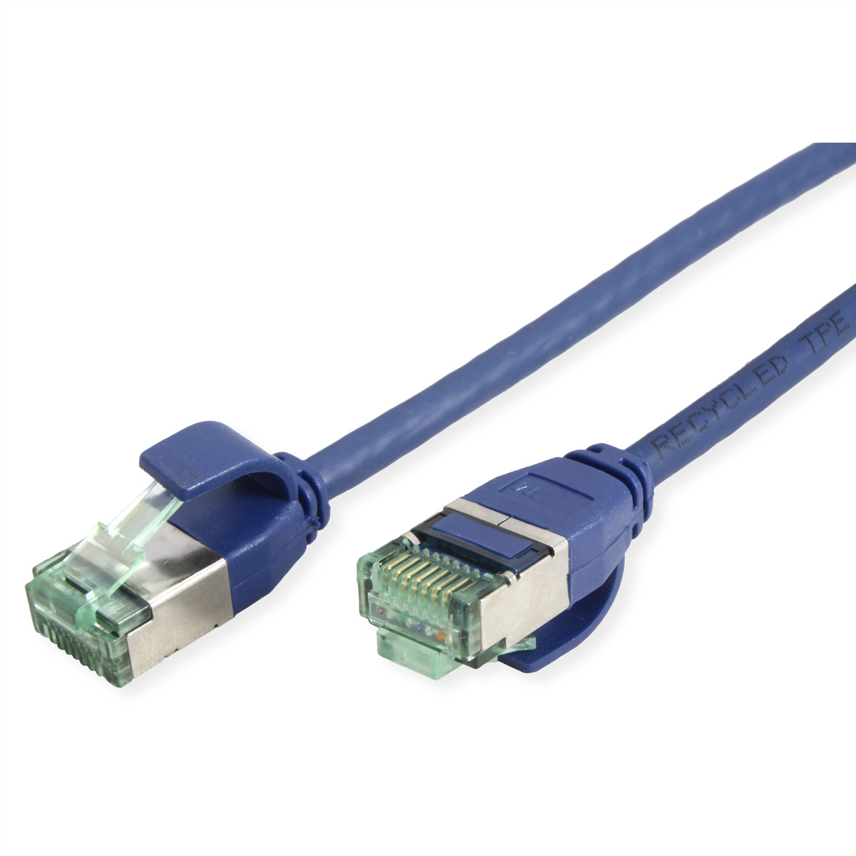 Een blauwe netwerkkabel met twee RJ45-connectoren, op witte achtergrond.