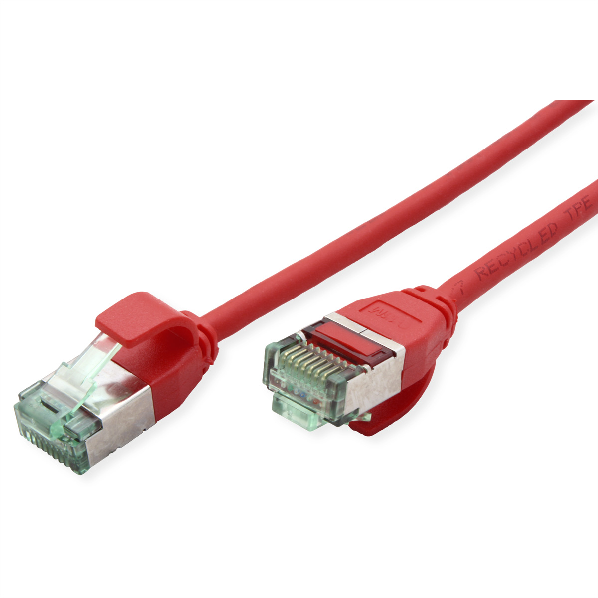 Un câble Ethernet rouge avec deux connecteurs RJ45, dont un légèrement coudé.