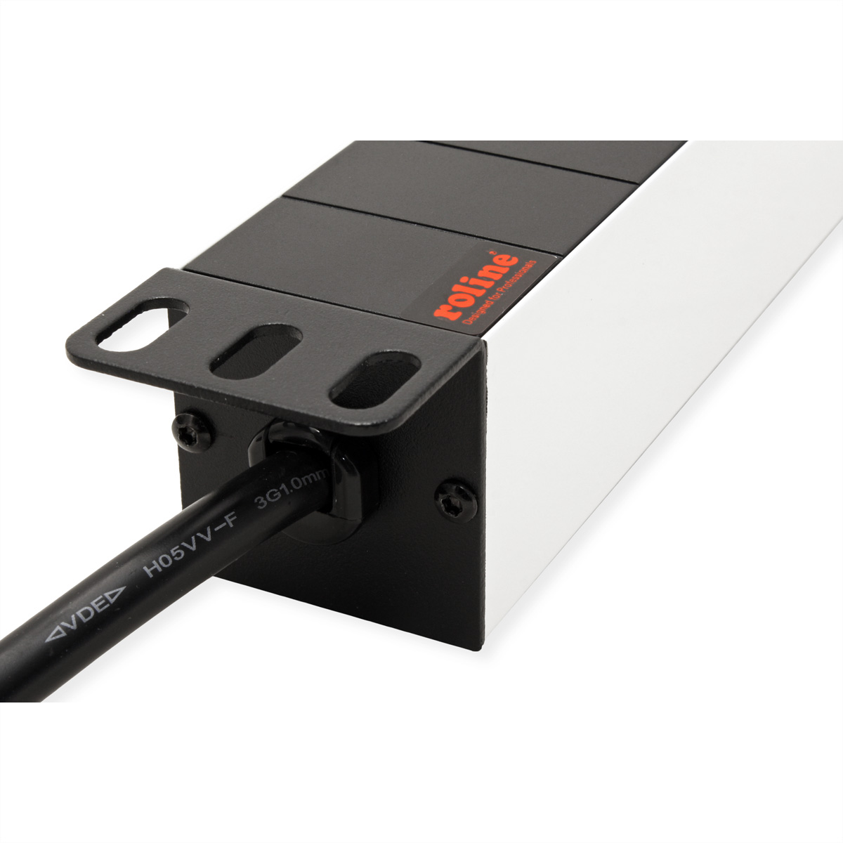 Een zwarte kabel met opschrift H05VV-F 3G1.0mm komt uit op een zwart rackpaneel.