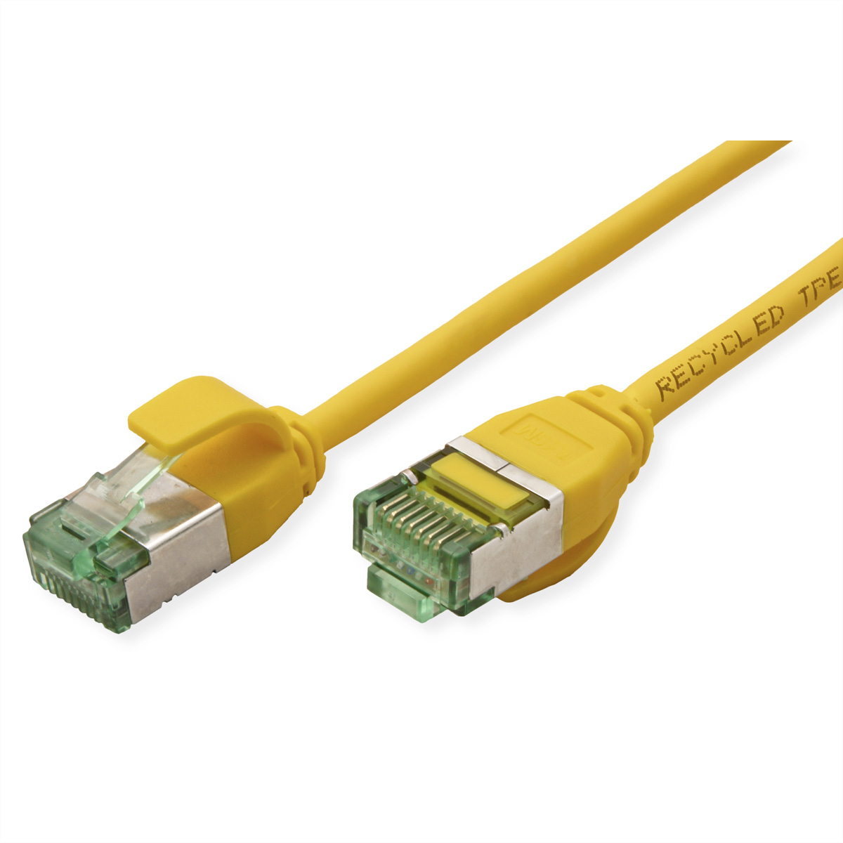 Un câble Ethernet jaune avec deux connecteurs RJ45.