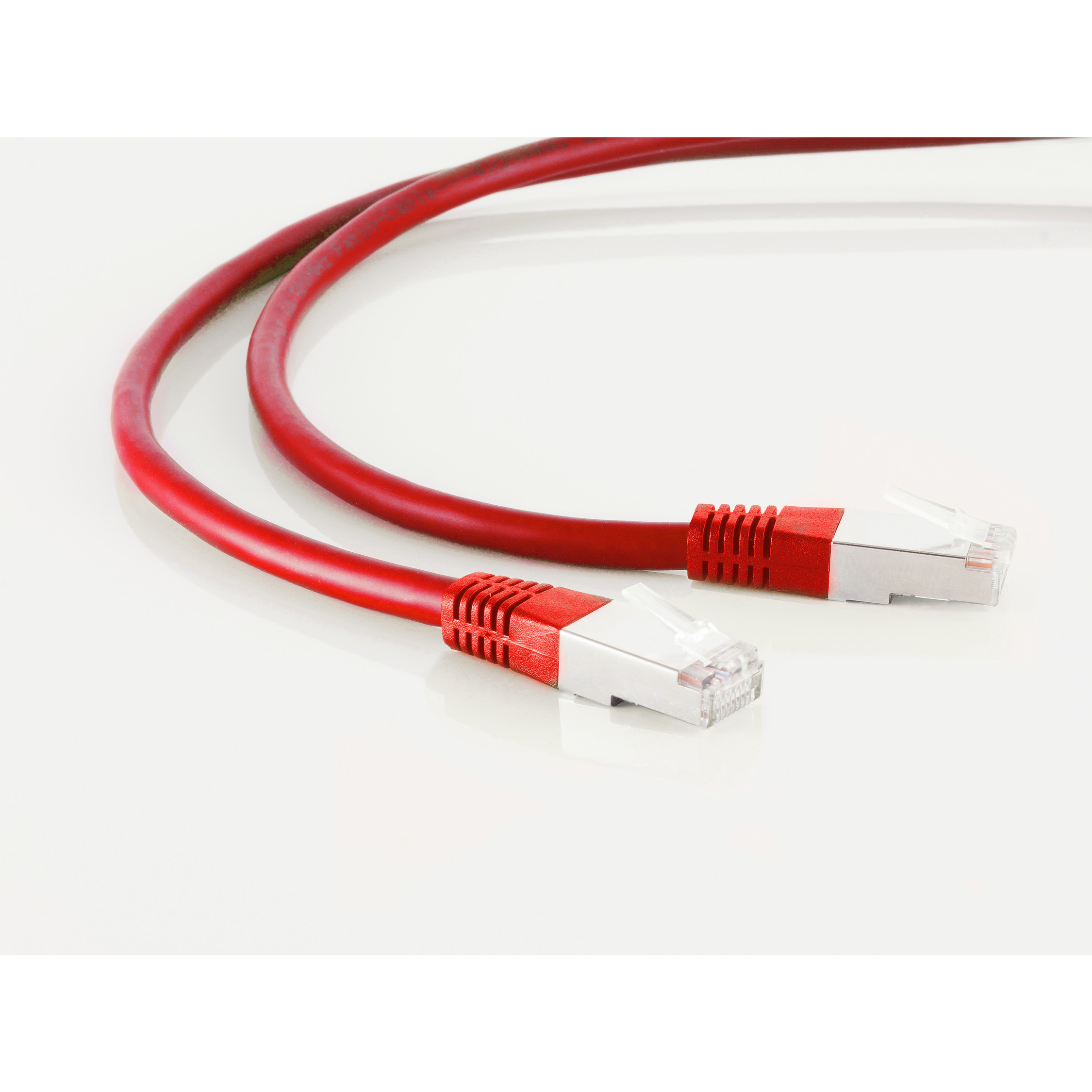 Zwei rote Netzwerkkabel mit silbernen Steckern liegen auf weißem Grund.