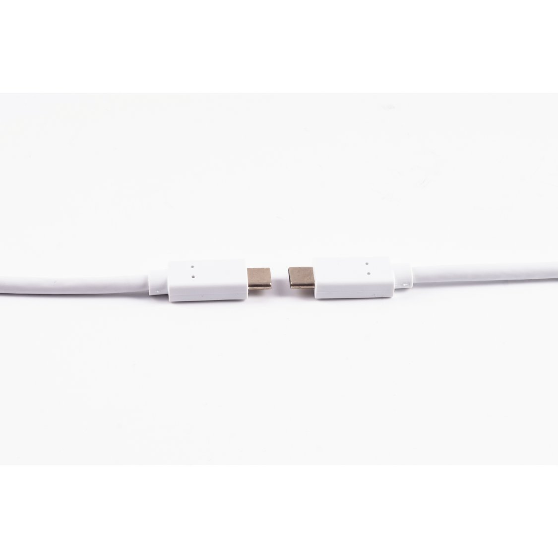 Zwei weiße USB-C-Stecker sind nebeneinander auf weißem Hintergrund.