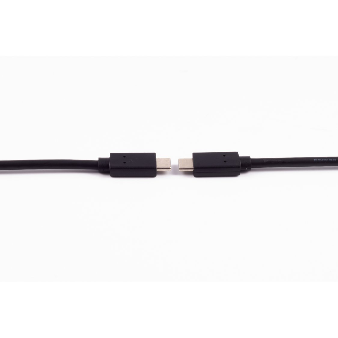 Zwei schwarze USB-C-Kabel mit entgegengesetzten Anschlüssen auf weißem Hintergrund.