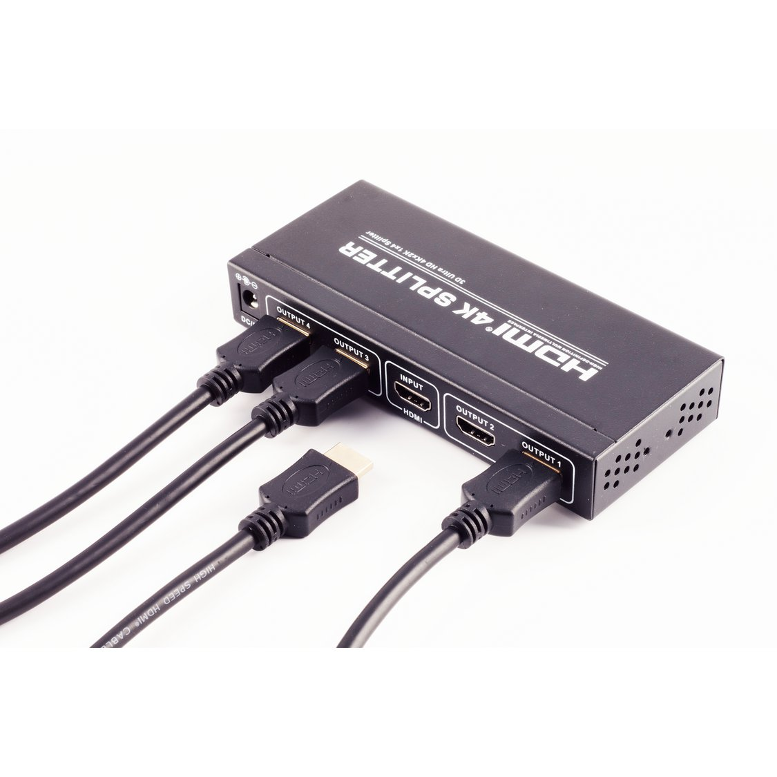 Ein schwarzer 1x4 HDMI 4K Splitter mit angeschlossenen HDMI-Kabeln.