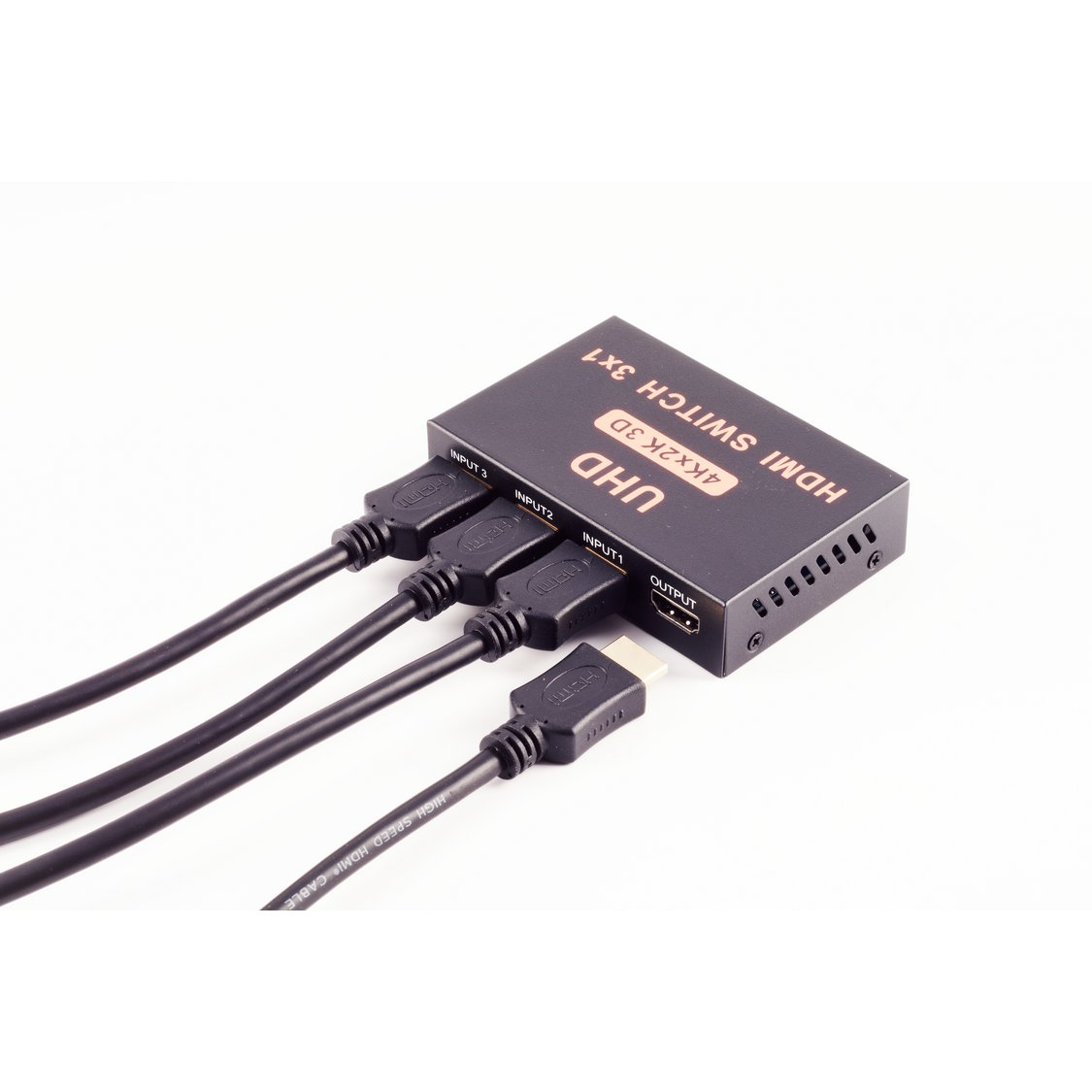 Ein schwarzer 3x1 HDMI-Switch mit drei Eingängen und einem Ausgang, verbunden durch Kabel.