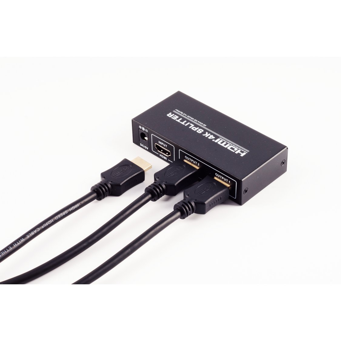 Ein schwarzer HDMI-Splitter mit 3 angeschlossenen Kabeln auf weißem Hintergrund.