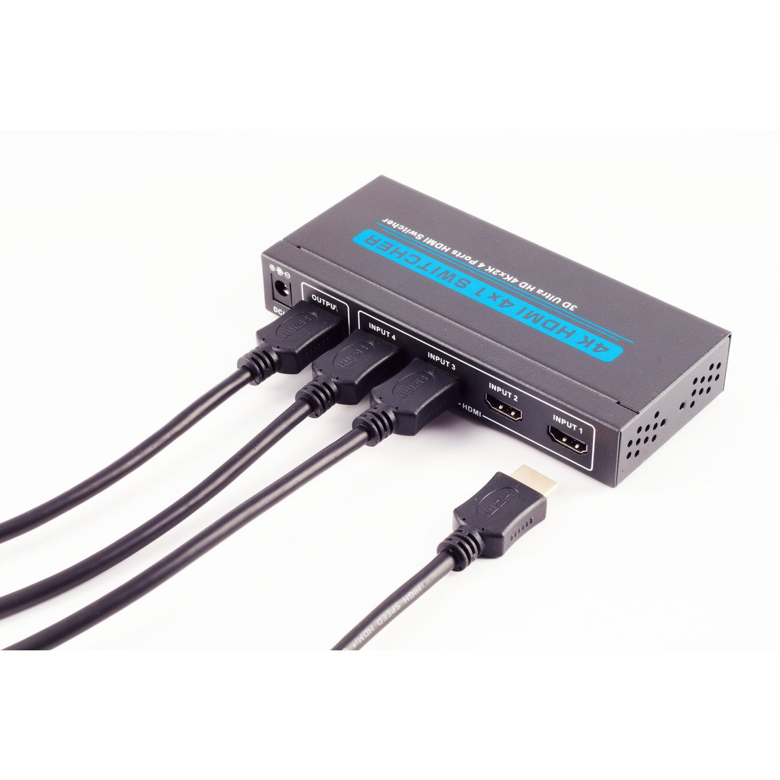 Ein schwarzer 4x1 HDMI-Switch mit vier angeschlossenen Kabeln und einem freien Kabel.