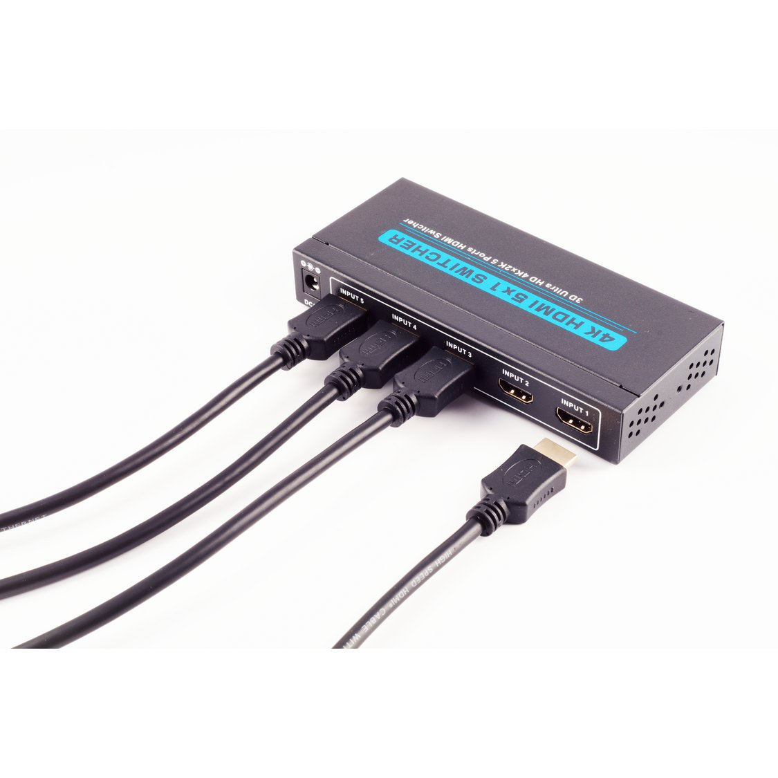 Ein schwarzer 5x1 HDMI-Switcher mit angeschlossenen Kabeln auf weißem Hintergrund.