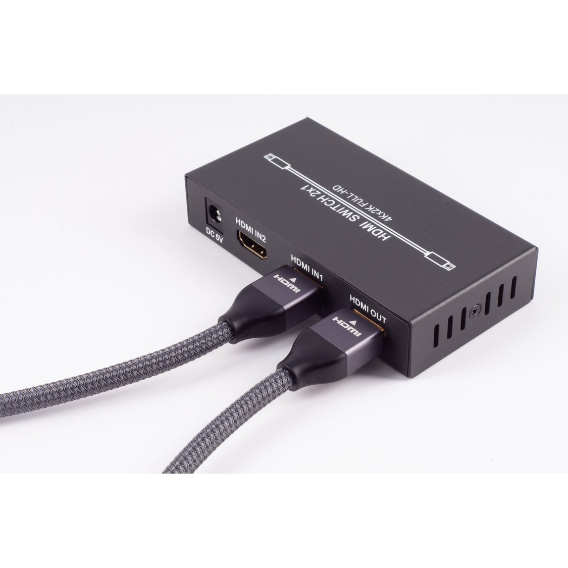 Schwarzer HDMI-Switch 2x1 mit angeschlossenen HDMI-Kabeln und DC-Anschluss.