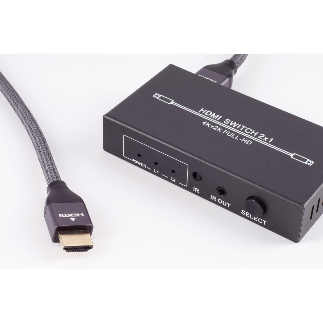 Ein schwarzer HDMI-Switch mit HDMI-Kabel und Anschlüssen.