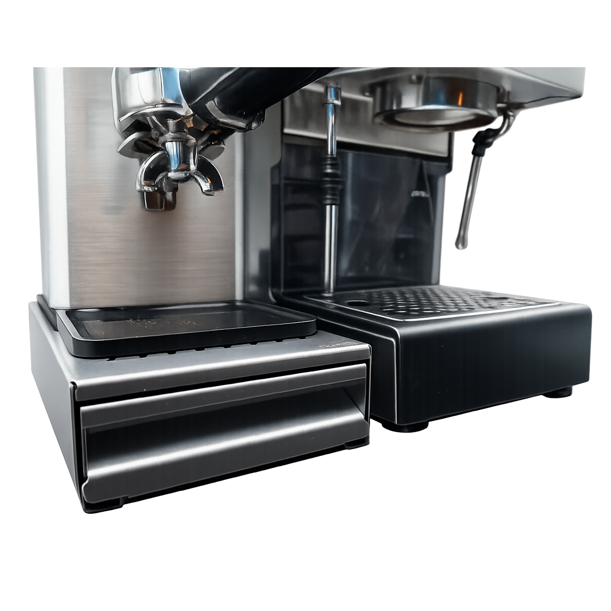 Nahaufnahme einer Silbernen Espressomaschine mit Portafilter und Dampfdüse.
