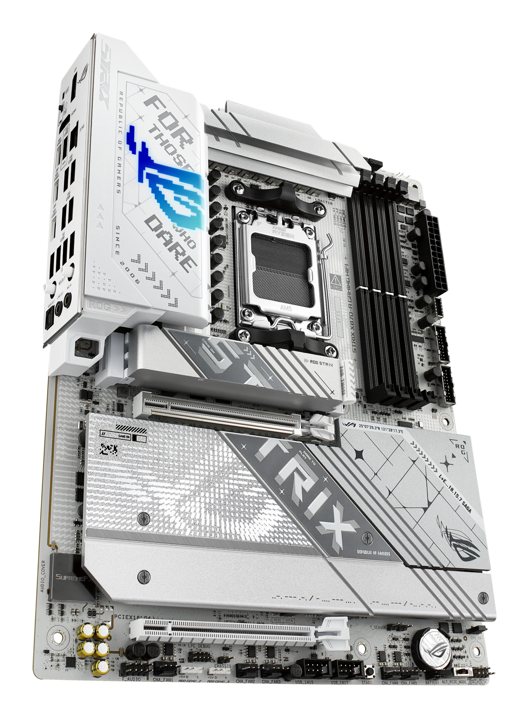 Biała płyta główna gamingowa z srebrnymi akcentami, gniazdem CPU i złączami.