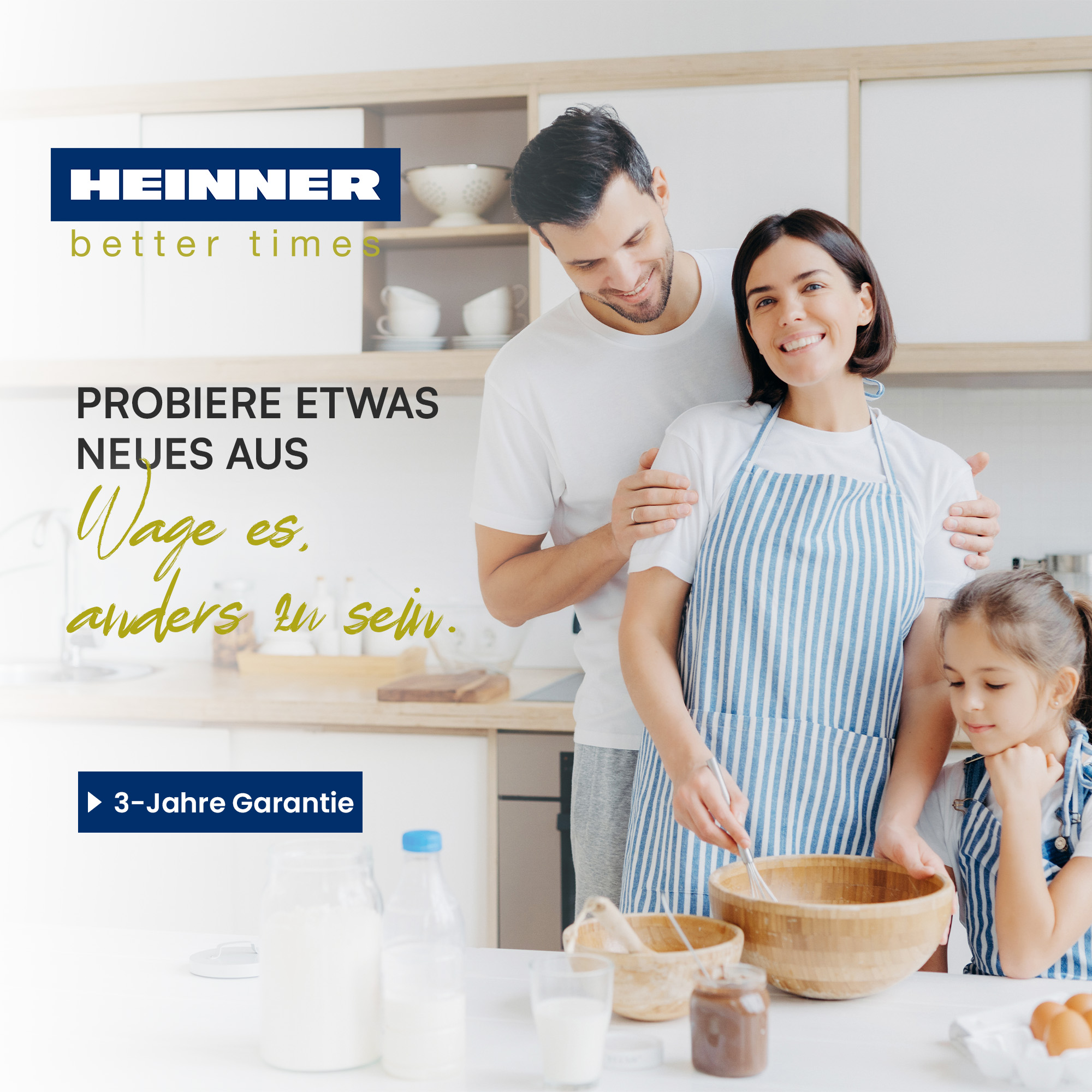 Familie in der Küche, Mutter rührt, Vater umarmt sie, Kind schaut zu.