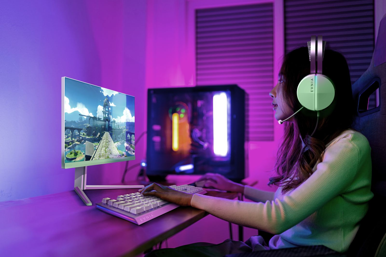 Kobieta gra w gry wideo w słuchawkach przed podświetlonym komputerem.