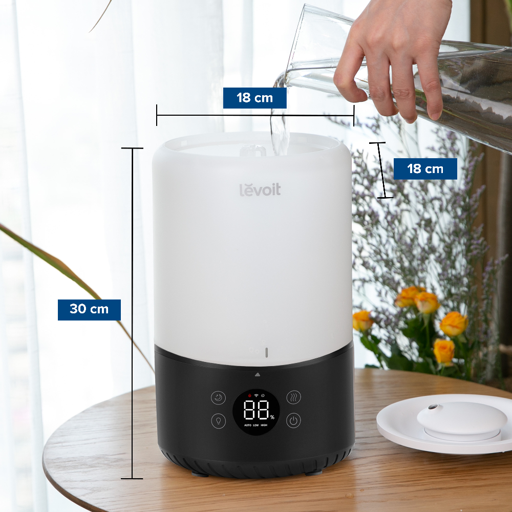 Napełniany jest nawilżacz Levoit. Wymiary: 30cm W, 18cm S.