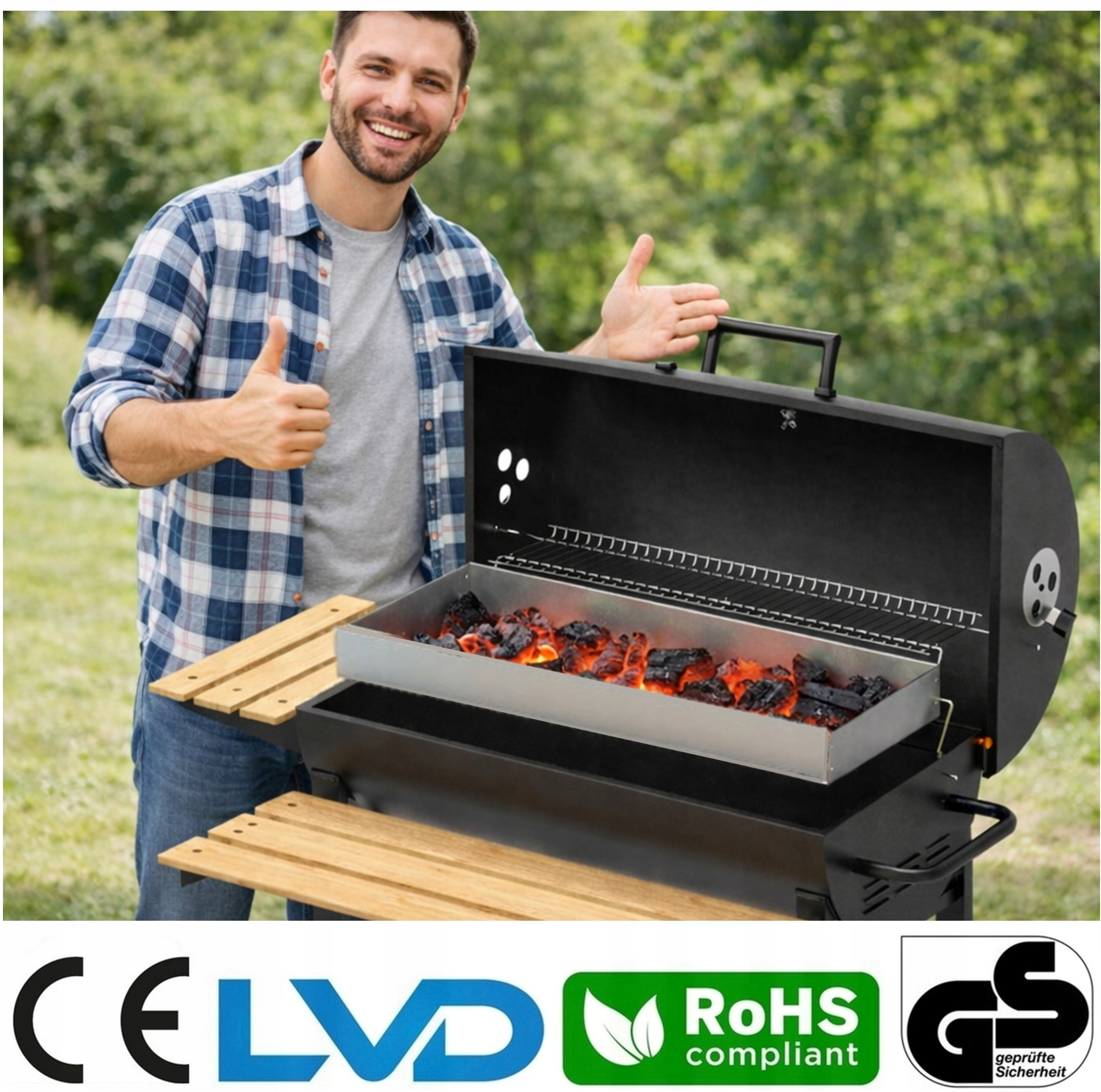 Mężczyzna w koszuli w kratę daje kciuk w górę obok grilla z żarzącym się węglem.