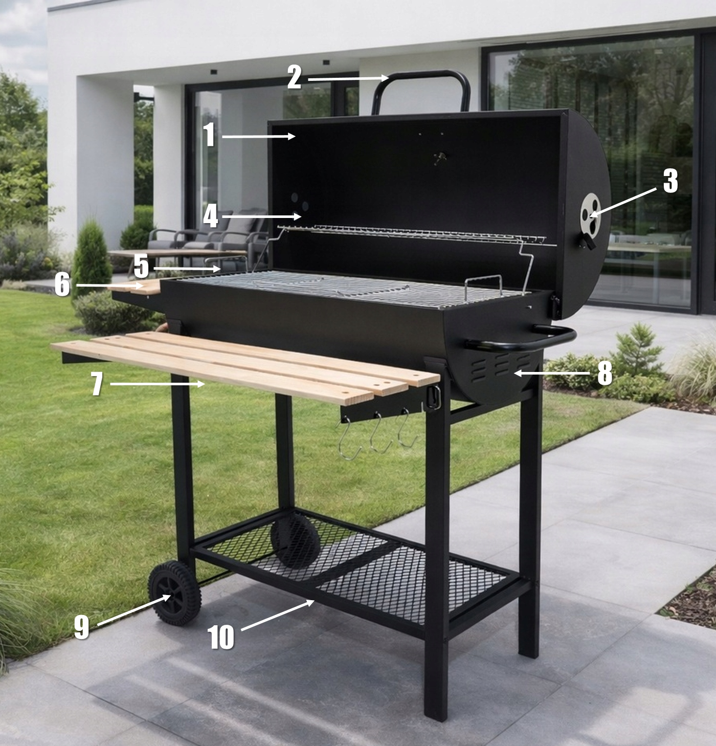 Czarny grill z otwartą pokrywą stoi na brukowanym patio.