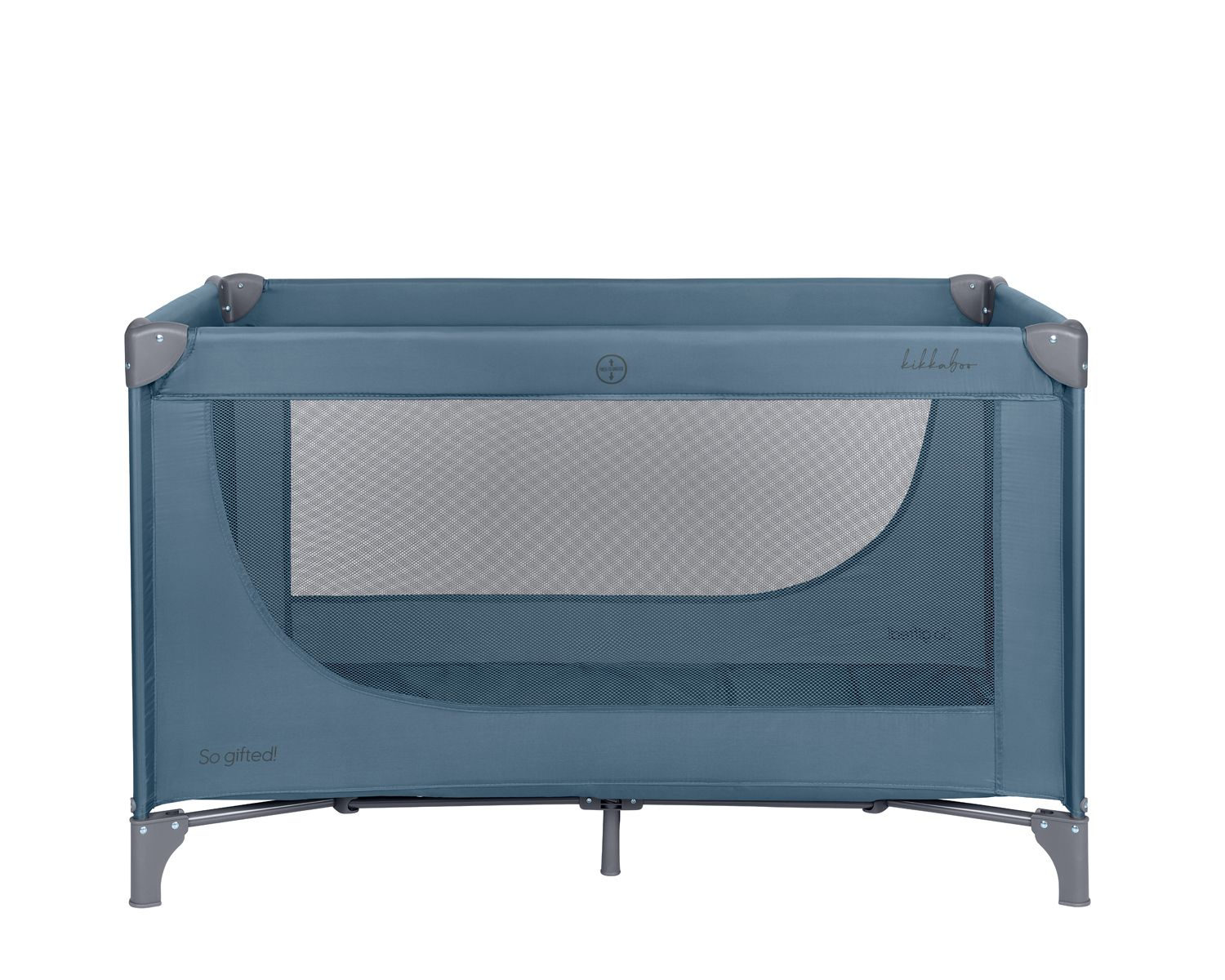 Una cuna de viaje azul con ventanas de malla y patas de metal grises.